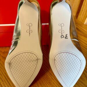 Jessica Simpson gold tone shoes in size 9 1/2